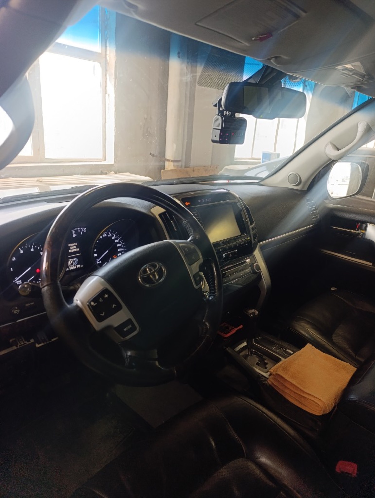 Видеорегистратор с камерой на водителя в салоне легкового автомобиля Toyota