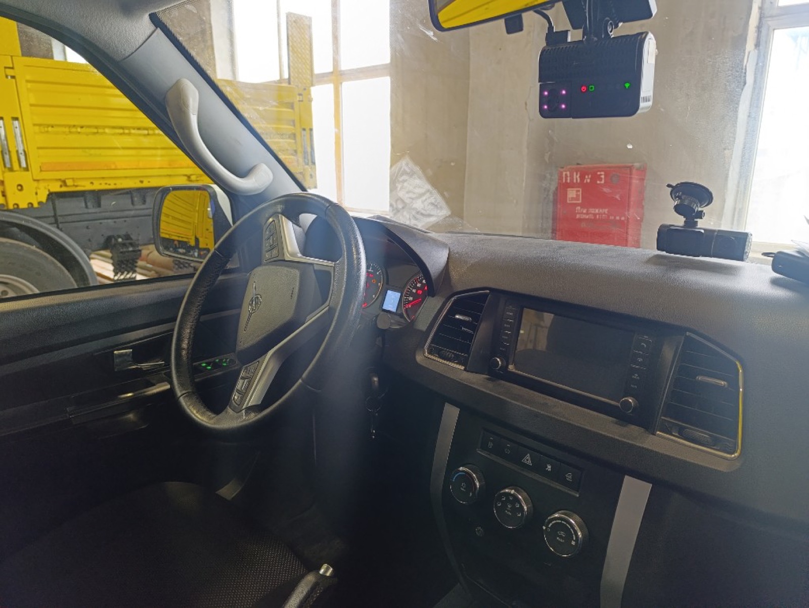 Видеорегистратор Река А402 на лобовом стекле легкового автомобиля